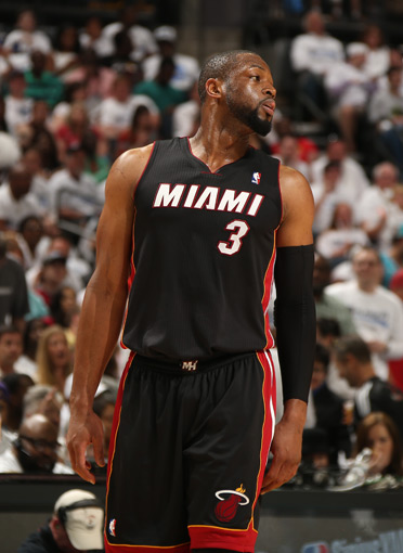 球迷调侃詹姆斯没头发，后者回应：你知道我有，而且多的是（球迷调侃詹皇秃头，詹姆斯回怼：我头发多着呢）