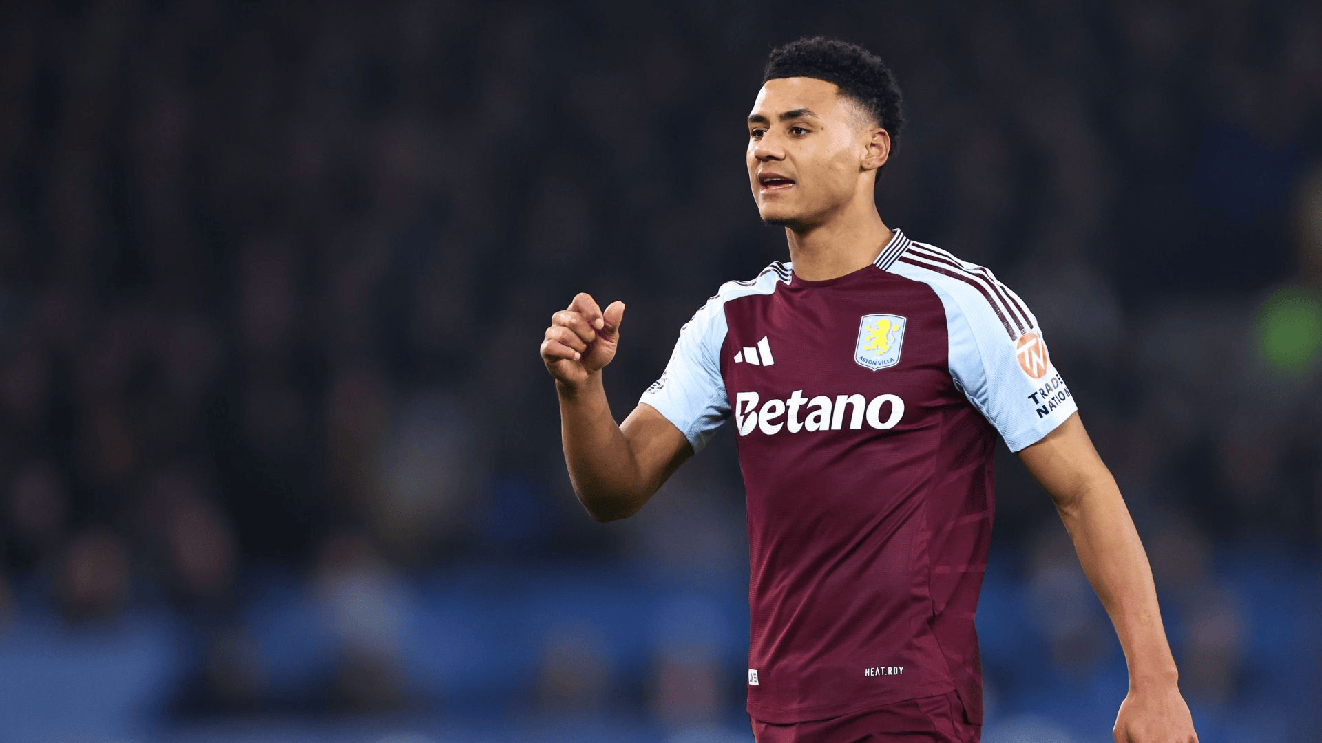 球队展现反扑精神（球队上演顽强反扑）