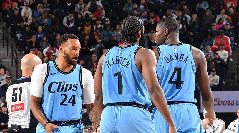 真敢投！阿努诺比连续虚晃 迎着文班亚马干拔三分命中！（阿努诺比连晃后迎着文班亚马果断干拔三分命中）