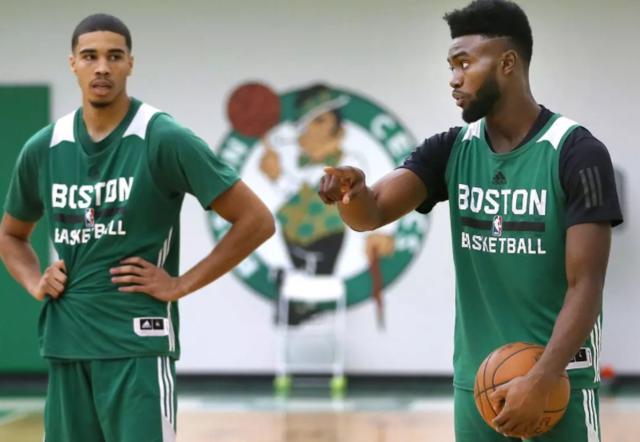 成都蓉城主帅徐正源获三年合同，球队续约并引进强援，有望冲击双冠王。（成都蓉城与徐正源签三年新约，续约核心引进强援，剑指双冠）