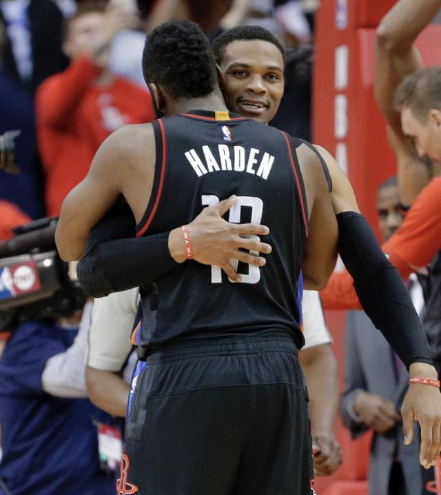 先声夺人！卡森·华莱士面断吉莱斯皮 反击直接上篮拿到首分！（率先发难！卡森·华莱士正面抢断吉莱斯皮，快攻上篮首开纪录！）