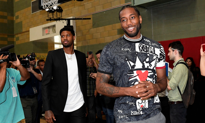 拉普拉塔大学生抗议阿足协新规，背身列队迎接联赛冠军罗萨里奥（抗议阿足协新规，拉普拉塔大学生背对列队迎接联赛冠军罗萨里奥）