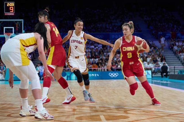 拿手好戏！贾明儒鬼魅断球 随后长甩助飞迪亚洛快攻滑翔劈扣（看家本领！贾明儒鬼魅抢断，长传助飞迪亚洛快攻滑翔暴扣）