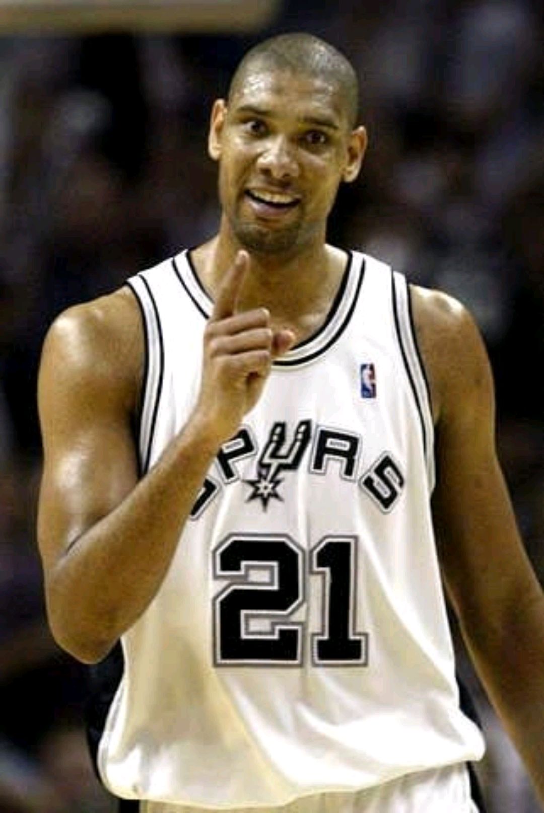 被拍到手上有“美甲”，汪士钦社媒收到网友大量攻击性评论（手部“美甲”照曝光，汪士钦社媒遭大量攻击性留言涌入）