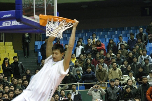 勒沃库森vs多特：希克PK吉拉西；阿德耶米、萨比策首发（勒沃库森战多特：希克对决吉拉西，阿德耶米与萨比策首发登场）